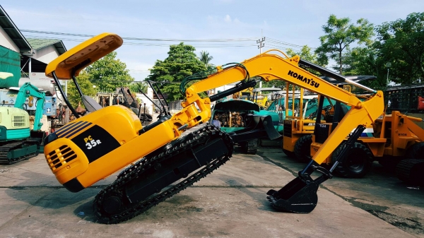 ขาย รถขุด KOMATSU รุ่น PC35R-8- มือสองญี่ปุ่น แทรกเหล็ก สลักบูทเอว แน่น 100\% สวยพร้อมใช้งาน มือถือ/LINE ID : 0818753444