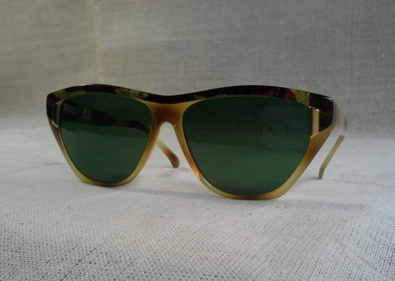 แว่นตาอเมริกันแคทอายยุค 2000s  ผลงานฝีมือช่างอัสซูรี่  Authentic ELLEN TRACY handmade in Italy  บิ๊กไซซ์!  ตัวแท้!  จริงใจ - ไม่จิงโจ้!