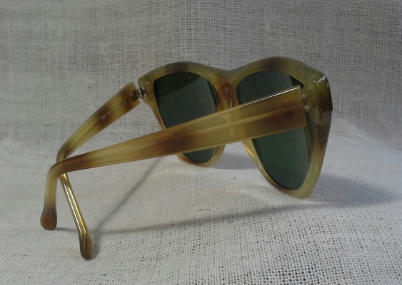 แว่นตาอเมริกันแคทอายยุค 2000s  ผลงานฝีมือช่างอัสซูรี่  Authentic ELLEN TRACY handmade in Italy  บิ๊กไซซ์!  ตัวแท้!  จริงใจ - ไม่จิงโจ้!