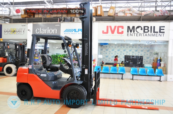 ขายรถโฟล์คลิฟท์มือสอง TOYOTA รุ่น 8FD25-34494 นำเข้าจากประเทศญี่ปุ่น 100\% ไม่เคยใช้งานในไทย