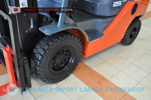 ขายรถโฟล์คลิฟท์มือสอง TOYOTA รุ่น 8FD25-34615 นำเข้าจากประเทศญี่ปุ่น 100\% ไม่เคยใช้งานในไทย