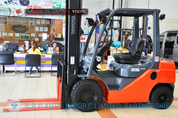 ขายรถโฟล์คลิฟท์มือสอง TOYOTA รุ่น 8FD25-34615 นำเข้าจากประเทศญี่ปุ่น 100\% ไม่เคยใช้งานในไทย