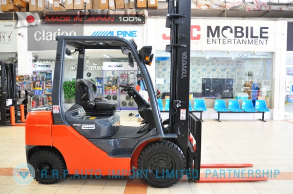 ขายรถโฟล์คลิฟท์มือสอง TOYOTA รุ่น 8FD25-34615 นำเข้าจากประเทศญี่ปุ่น 100\% ไม่เคยใช้งานในไทย
