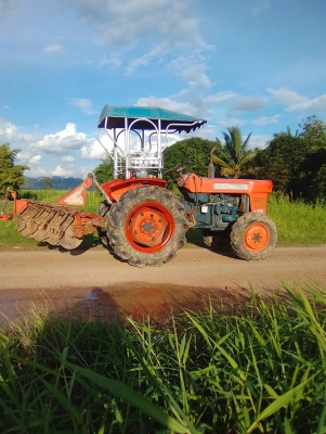 สีนวนจัดให้ Kubota l2000 สภาพสวย เครื่องดี ขับเคลื่อนสี่ล้อ พร้อมใช้งาน มาพร้อมผานสี่ สนใจติดต่อ 089-9638932 สีนวนจัดให้ Kubota l2000 สภาพสวย เครื่องดี ขับเคลื่อนสี่ล้อ พร้อมใช้งาน มาพร้อมผานสี่ สนใจติดต่อ 089-9638932