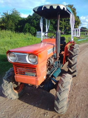 สีนวนจัดให้ Kubota l2000 สภาพสวย เครื่องดี ขับเคลื่อนสี่ล้อ พร้อมใช้งาน มาพร้อมผานสี่ สนใจติดต่อ 089-9638932