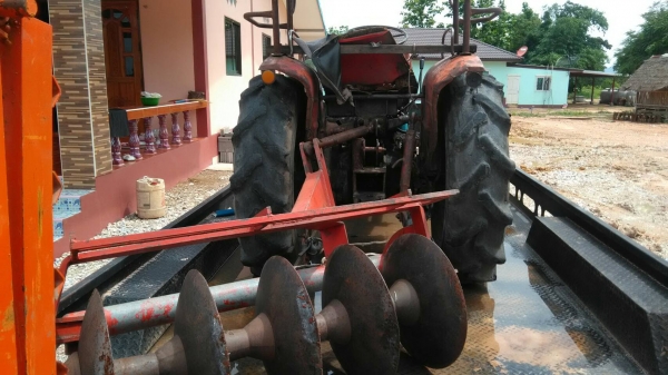 รถไถนารุ่นL2000พร้อมใบมีดและผาน รถไถนารุ่นL2000พร้อมใบมีดและผาน