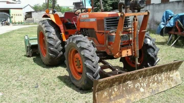 มัดจำกลางอากาศ 10,000 จาก พี่น้อยพัทลุง ขาย 335,000 บาท KUBOTA M9000 ปี 51 ทำงาน  6,591 ชม. เครื่องดี เกียร์ดี (ใบมีดหน้า -หาง 7 ) รถสวยพร้อมใช้ เอกสารเล่มทะเบียน   รถอยู่ จ.ยโสธร โทร&amp;ไอดีไลน์ 0610710295