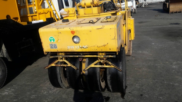 ขายรถบด หน้าเหล็ก หลังยาง  ยี่ห้อ  BOMAG  รุ่น BW 121 AC  เก่านอก ยังไม่เคยใช้งานในไทย ขายราคา 285,000 บาท สนใจ ติดต่อ 089-2619445