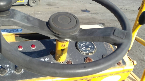 ขายรถบด หน้าเหล็ก หลังยาง  ยี่ห้อ  BOMAG  รุ่น BW 121 AC  เก่านอก ยังไม่เคยใช้งานในไทย ขายราคา 285,000 บาท สนใจ ติดต่อ 089-2619445