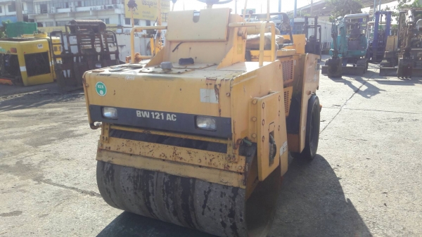 ขายรถบด หน้าเหล็ก หลังยาง  ยี่ห้อ  BOMAG  รุ่น BW 121 AC  เก่านอก ยังไม่เคยใช้งานในไทย ขายราคา 285,000 บาท สนใจ ติดต่อ 089-2619445