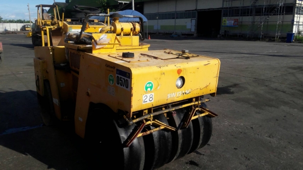 ขายรถบด หน้าเหล็ก หลังยาง  ยี่ห้อ  BOMAG  รุ่น BW 121 AC  เก่านอก ยังไม่เคยใช้งานในไทย ขายราคา 285,000 บาท สนใจ ติดต่อ 089-2619445