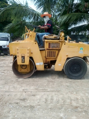 ขายรถบด หน้าเหล็ก หลังยาง  ยี่ห้อ  BOMAG  รุ่น BW 121 AC  เก่านอก ยังไม่เคยใช้งานในไทย ขายราคา 285,000 บาท สนใจ ติดต่อ 089-2619445