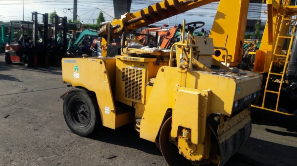 ขายรถบด หน้าเหล็ก หลังยาง  ยี่ห้อ  BOMAG  รุ่น BW 121 AC  เก่านอก ยังไม่เคยใช้งานในไทย ขายราคา 285,000 บาท สนใจ ติดต่อ 089-2619445