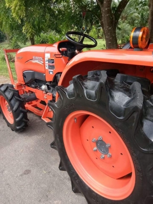 รถไถคูโบต้า  L4708SP  (4wd)   รถสวย เกรดเอแน่นอน  สีเดิมๆ100\%  เลขไมล์เพียงแค่ 95 ชั่วโมง   เจ้าของเดิมใช้งานน้อยมากๆค่ะ   สภาพนางงาม. สวยสุดๆเหมือนๆได้รถใหม่เลยค่ะ