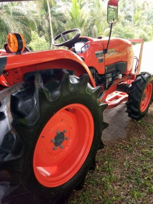 รถไถคูโบต้า  L4708SP  (4wd)   รถสวย เกรดเอแน่นอน  สีเดิมๆ100\%  เลขไมล์เพียงแค่ 95 ชั่วโมง   เจ้าของเดิมใช้งานน้อยมากๆค่ะ   สภาพนางงาม. สวยสุดๆเหมือนๆได้รถใหม่เลยค่ะ