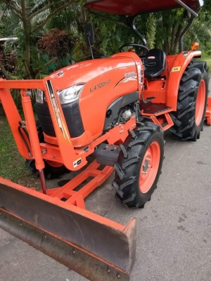 รถไถคูโบต้า  L4708SP  (4wd)   รถสวย เกรดเอแน่นอน  สีเดิมๆ100\%  เลขไมล์เพียงแค่ 95 ชั่วโมง   เจ้าของเดิมใช้งานน้อยมากๆค่ะ   สภาพนางงาม. สวยสุดๆเหมือนๆได้รถใหม่เลยค่ะ