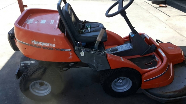 รถตัดหญ้า นั่งขับตัดหน้า สวยครับ