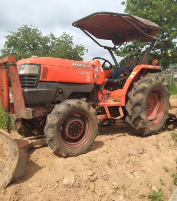 ขาย 215,000 บาท KUBOTA L4508 ปี 52 เครื่องดี เกียร์ดี ยางสวย (ใบมีดดันหน้า -หาง 7-โรตารี   ) เอกสารเล่มทะเบียน   รถอยู่ จ.ศรีสะเกษ โทร&amp;ไอดีไลน์ 0610710295