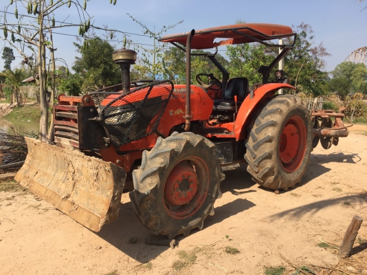 ขาย 335,000 บาท KUBOTA M7040 ปี 51 ทำงาน 6,331 ชม. เครื่องดี เกียร์ดี (ใบมีดหน้า -หาง 7 ) รถสวยพร้อมใช้ เอกสารเล่มทะเบียน   รถอยู่ จ.สกลนคร  โทร&amp;ไอดีไลน์ 0610710295