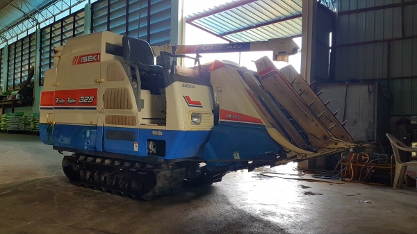 รถเกี่ยวนวดข้าว ISEKI FRONTIER 325 ตัวนี้เป็น รุ่นใหม่มาก สภาพสวย ชั่วโมงทำงานน้อยจากญี่ปุ่น พร้อมใช้งานเลย