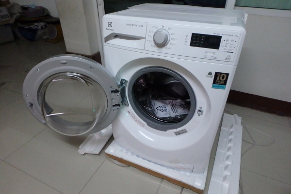 เครื่องซักผ้า ฝาหน้า Electrolux รุ่น EWF12853 ของใหม่ ยกกล่อง พร้อมขาตั้ง ผลิต 02-2560 ประกัน 10 ปี เครื่องซักผ้า ฝาหน้า Electrolux รุ่น EWF12853 ของใหม่ ยกกล่อง พร้อมขาตั้ง ผลิต 02-2560 ประกัน 10 ปี