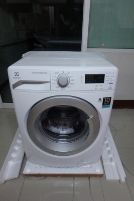 เครื่องซักผ้า ฝาหน้า Electrolux รุ่น EWF12853 ของใหม่ ยกกล่อง พร้อมขาตั้ง ผลิต 02-2560 ประกัน 10 ปี