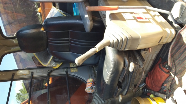 ขาย 1,490,000 HITACHI zx 225 USR ปี 2002 ทำงาน 9,000 ชม. เล่มทะเบียน สภาพเก่านอก รถสวยเหมือนใหม่ รถอยู่ จันทบุรี 090-772-3710 090-772-3708