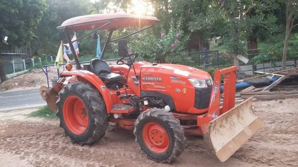 ขายรถไถ KUBOTA L3608 ปี54 อุปกรณ์ ดันหน้า ผานหลัง ใช้งาน900ชั่วโมง ราคา270,000 สนใจโทร 090-8588220  093-3258446 www.narong2truck.com www.truck.in.th/498 https://www.facebook.com/narong2truck/ ID: narong498 ID: 09332584461 เพจ Facebook ณรงค์ ซื้อขายรถมือสอ