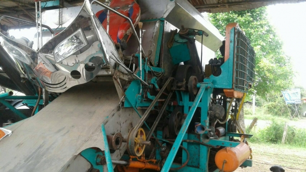 ขายรถเกี่ยวข้าวพร้อมรถเทเลอร์