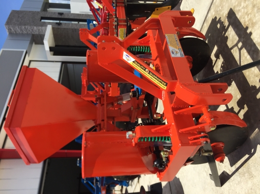 เครื่องหยอดข้าวโพด ถั่ว อื่นๆ  คานหน้าขนาดใหญ่ 4 นิ้ว แข็งแรง ทนทาน รับประกัน 1 ปี ฟรี !!! สลักผาน 1 ชุด  ราคา ถังปุ๋ยเหล็ก   29000 บาท          ถังสแตนเลส 33000 บาท  โทร 0899141204