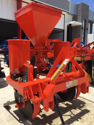 เครื่องหยอดข้าวโพด ถั่ว อื่นๆ  คานหน้าขนาดใหญ่ 4 นิ้ว แข็งแรง ทนทาน รับประกัน 1 ปี ฟรี !!! สลักผาน 1 ชุด  ราคา ถังปุ๋ยเหล็ก   29000 บาท          ถังสแตนเลส 33000 บาท  โทร 0899141204