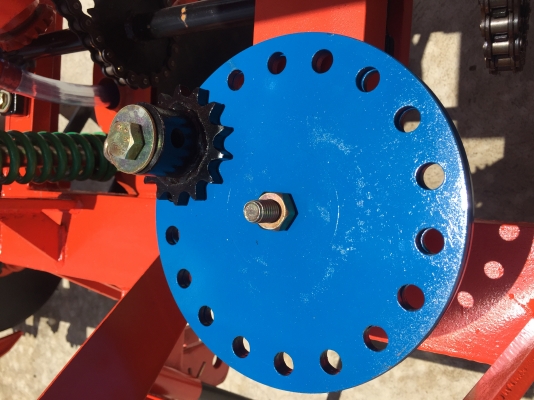 เครื่องหยอดข้าวโพด ถั่ว อื่นๆ  คานหน้าขนาดใหญ่ 4 นิ้ว แข็งแรง ทนทาน รับประกัน 1 ปี ฟรี !!! สลักผาน 1 ชุด  ราคา ถังปุ๋ยเหล็ก   29000 บาท          ถังสแตนเลส 33000 บาท  โทร 0899141204