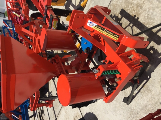 เครื่องหยอดข้าวโพด ถั่ว อื่นๆ  คานหน้าขนาดใหญ่ 4 นิ้ว แข็งแรง ทนทาน รับประกัน 1 ปี ฟรี !!! สลักผาน 1 ชุด  ราคา ถังปุ๋ยเหล็ก   29000 บาท          ถังสแตนเลส 33000 บาท  โทร 0899141204