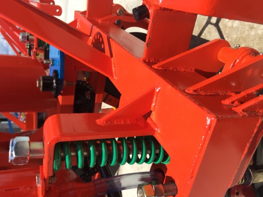 เครื่องหยอดข้าวโพด ถั่ว อื่นๆ  คานหน้าขนาดใหญ่ 4 นิ้ว แข็งแรง ทนทาน รับประกัน 1 ปี ฟรี !!! สลักผาน 1 ชุด  ราคา ถังปุ๋ยเหล็ก   29000 บาท          ถังสแตนเลส 33000 บาท  โทร 0899141204