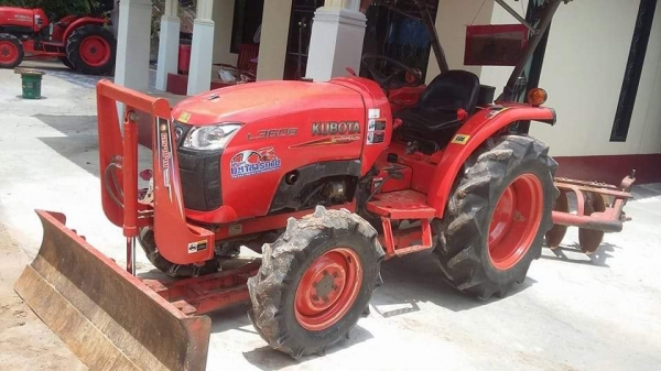 ขายรถไถ KUBOTA L3608 ปี54 ใช้งาน900ชั่วโมง อุปกรณ์ ดันหน้า ผานหลัง เอกสารพร้อมโอน ราคา270,000 สนใจโทร 090-8588220  093-3258446 www.narong2truck.com www.truck.in.th/498 https://www.facebook.com/narong2truck/ ID: narong498 ID: 09332584461 เพจ Facebook ณรงค์