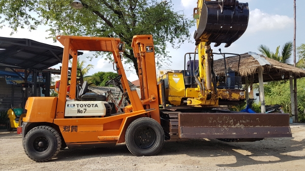 ขายด่วนรถยกTOYOTA 4FG25ยก2.5ตันเสายกสูง5เมตรยางหน้าคู้รถนอกนำเข้ายังไม่เคยใช้งานในเมืองไทยเลย