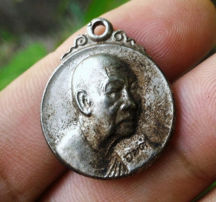 พระอาจารย์ฝั้น อาจาโร เหรียญกลมปี2520 วัดป่าอุดมสมพร สกลนคร เหรียญเก่าปีลึก พระหิ้งคราบสวยเก่าเดิมๆ