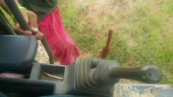 รถขุด hitachi zx 200 รุ่น 3 เดิมดีสีสวยไมค์แปดพันกว่าเอกเล่มทะเบียน.ขาย 1390 000 บาทสนใจโทร 087 514 ดีแทค 4 6 3 6 3 5 9 242 ais นิธิศครับ