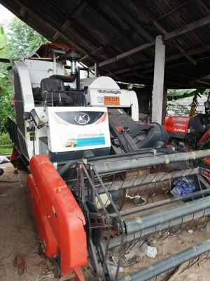 ขายรถเกียวข้าว KUBOTA DC70 พร้อมเทนเลอร์ รถใช้เกี่ยวแต่นาปีทำงานน้อยๆ ราคาต่อลองได้โทรเลยครับ