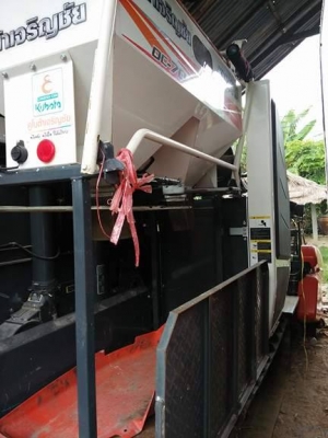 ขายรถเกียวข้าว KUBOTA DC70 พร้อมเทนเลอร์ รถใช้เกี่ยวแต่นาปีทำงานน้อยๆ ราคาต่อลองได้โทรเลยครับ