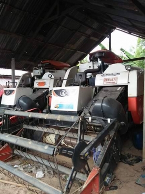 ขายรถเกียวข้าว KUBOTA DC70 พร้อมเทนเลอร์ รถใช้เกี่ยวแต่นาปีทำงานน้อยๆ ราคาต่อลองได้โทรเลยครับ