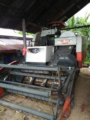 ขายรถเกียวข้าว KUBOTA DC70 แทรกยางเปลี่ยนใหม่ทั้งสองข้าง ดอกเต็มๆ พร้อมเทนเลอร์ รถใช้เกี่ยวแต่นาปีทำงานน้อยๆ ราคาต่อลองได้โทรเลยครับ