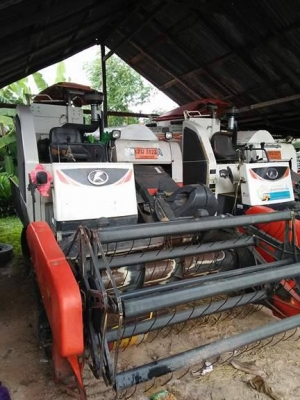 ขายรถเกียวข้าว KUBOTA DC70 แทรกยางเปลี่ยนใหม่ทั้งสองข้าง ดอกเต็มๆ พร้อมเทนเลอร์ รถใช้เกี่ยวแต่นาปีทำงานน้อยๆ ราคาต่อลองได้โทรเลยครับ