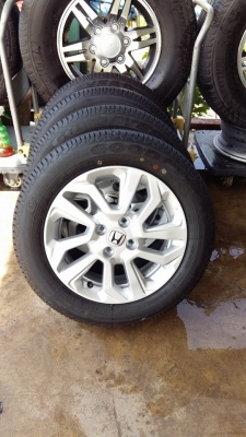ขายล้อแม็กป้ายแดง honda jazz 15&quot; พร้อมยางปี17สนใจติดต่อร้าน ก.เจริญการยางครับ 081-3747940