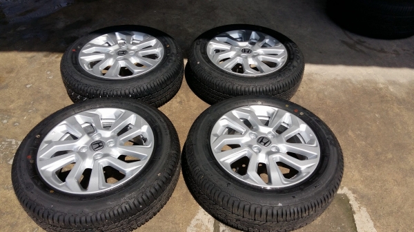 ขายล้อแม็กป้ายแดง honda jazz 15&quot; พร้อมยางปี17สนใจติดต่อร้าน ก.เจริญการยางครับ 081-3747940