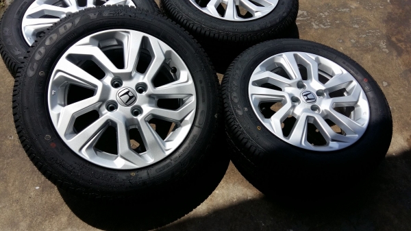 ขายล้อแม็กป้ายแดง honda jazz 15&quot; พร้อมยางปี17สนใจติดต่อร้าน ก.เจริญการยางครับ 081-3747940