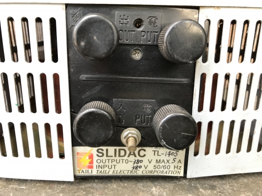 ขายหม้อแปลงปรับโวล์ Slide regulator ไฟเข้า 380V 2เส้น , ไฟออกได้ตั้งแต่ 0-380V ใช้งานได้หลายหลาย สภาพสวย พร้อมใช้งานมี 2ตัวครับ