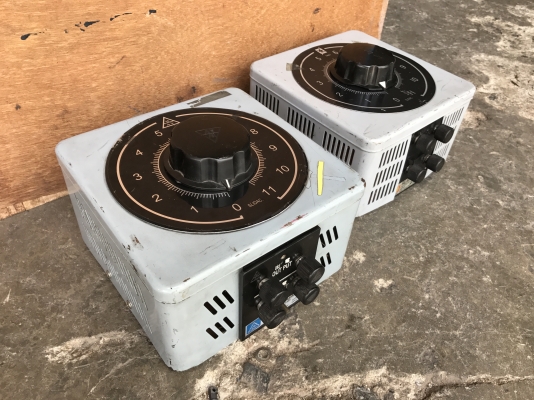 ขายหม้อแปลงปรับโวล์ Slide regulator ไฟเข้า 380V 2เส้น , ไฟออกได้ตั้งแต่ 0-380V ใช้งานได้หลายหลาย สภาพสวย พร้อมใช้งานมี 2ตัวครับ