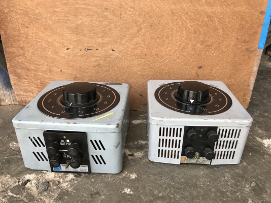 ขายหม้อแปลงปรับโวล์ Slide regulator ไฟเข้า 380V 2เส้น , ไฟออกได้ตั้งแต่ 0-380V ใช้งานได้หลายหลาย สภาพสวย พร้อมใช้งานมี 2ตัวครับ