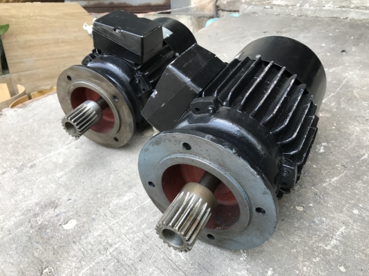 ขายมอเตอร์ 2สปีคแบบหน้าแปลน พร้อมระบบเบรคในตัว Elmo 1/2HP. 380V 1400/690rpm. Made in Sweden สภาพสวยใหม่มาก เดิมๆ พร้อมใช้งาน มี 2ตัวครับ